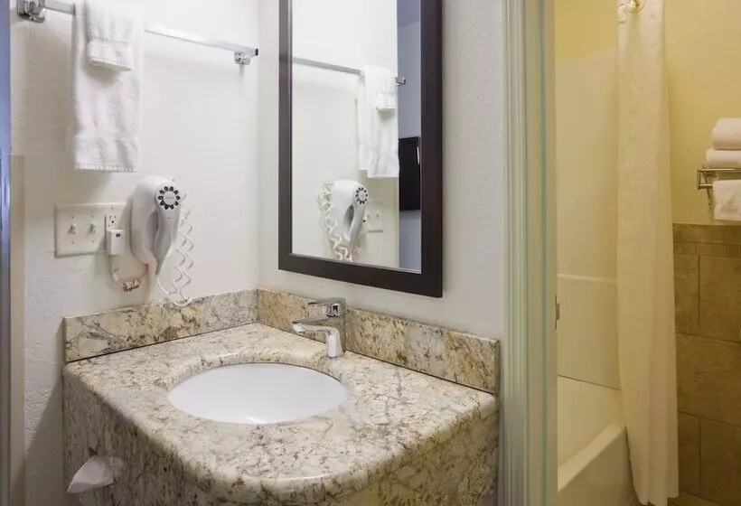 Hotelli Fargo Inn And Suites