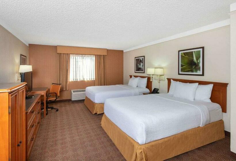 هتل La Quinta Inn & Suites By Wyndham Las Vegas Airport N Conv