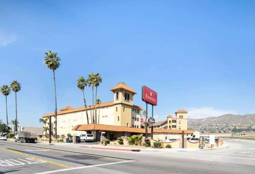 فندق Ramada By Wyndham Burbank Airport