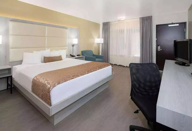 فندق Ramada By Wyndham Burbank Airport