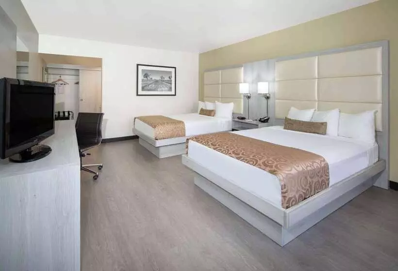 فندق Ramada By Wyndham Burbank Airport