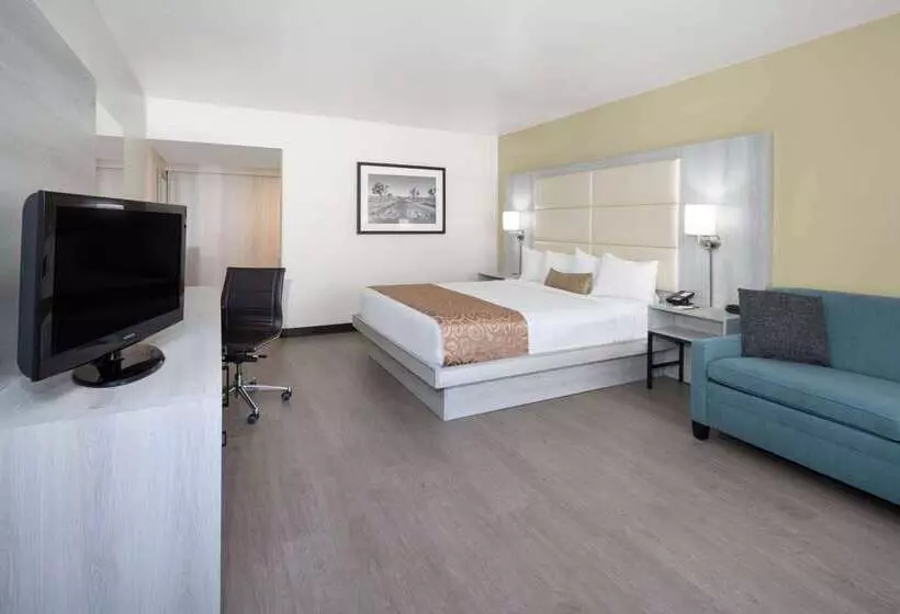 فندق Ramada By Wyndham Burbank Airport