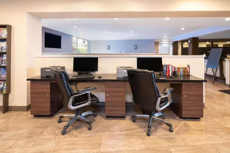 فندق Ramada By Wyndham Burbank Airport