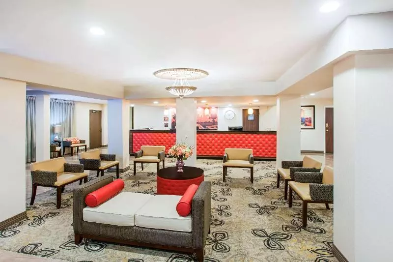 فندق Ramada By Wyndham Burbank Airport