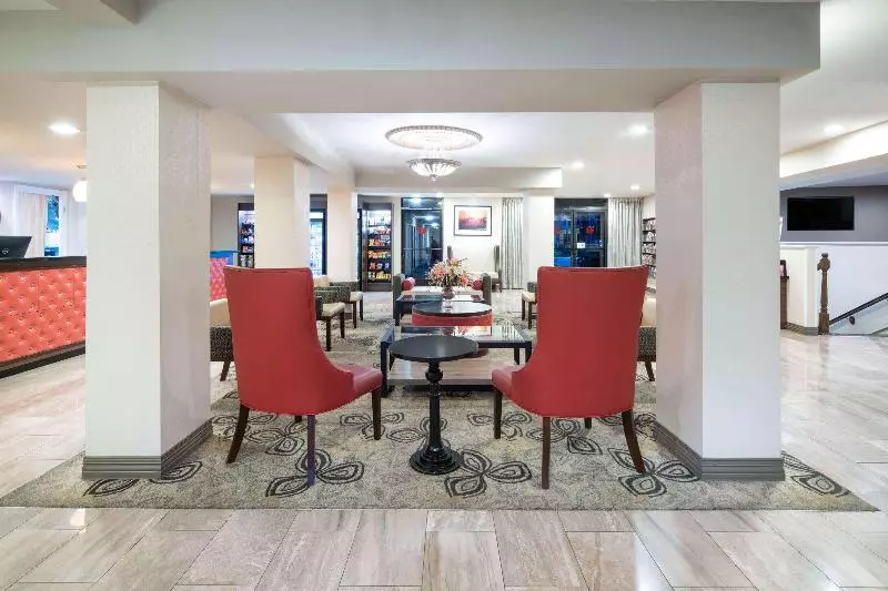 فندق Ramada By Wyndham Burbank Airport