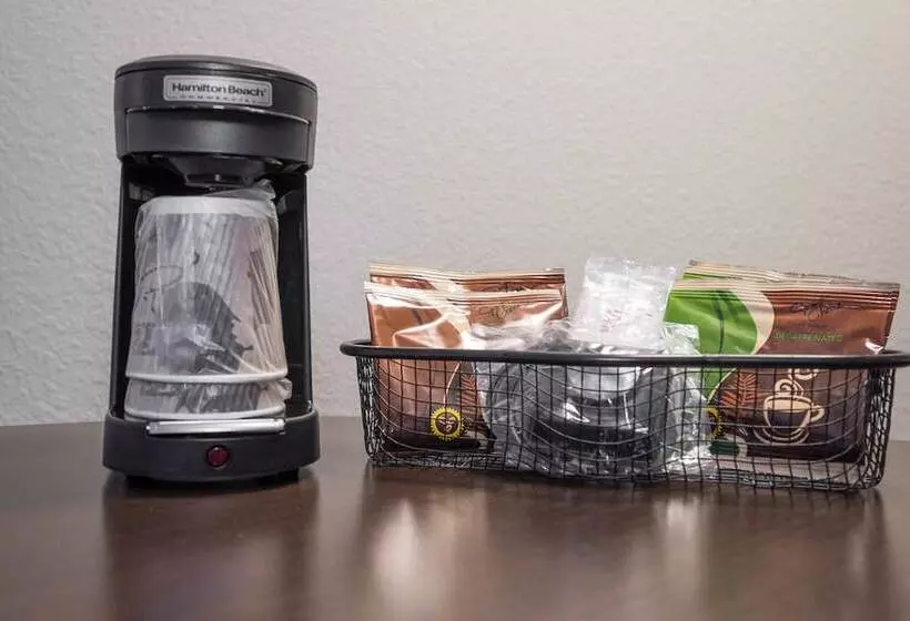 Отель Red Roof Inn Plus+ & Suites Knoxville West Cedar Bluff