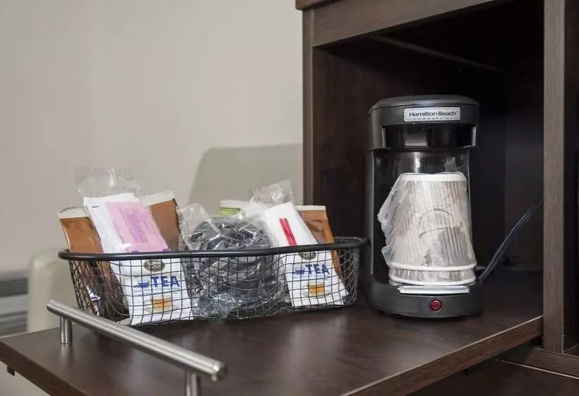 Отель Red Roof Inn Plus+ & Suites Knoxville West Cedar Bluff