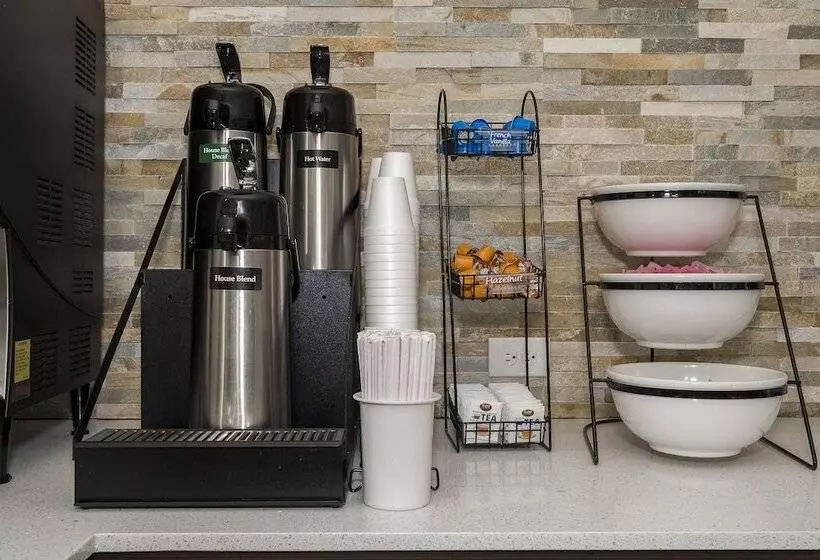 Отель Red Roof Inn Plus+ & Suites Knoxville West Cedar Bluff