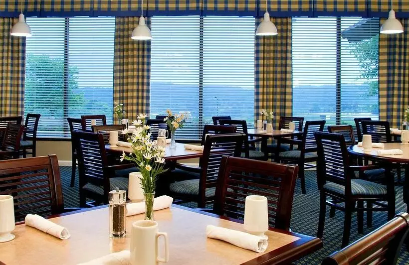 Отель Ramada By Wyndham Greensburg  & Conference Center