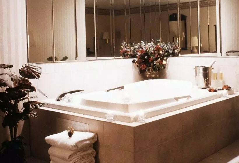 Отель Ramada By Wyndham Greensburg  & Conference Center