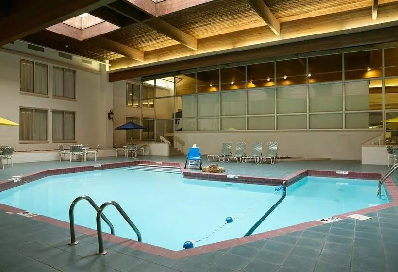 Отель Ramada By Wyndham Greensburg  & Conference Center