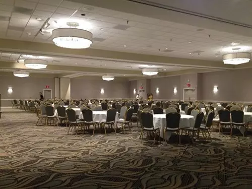 Отель Ramada By Wyndham Greensburg  & Conference Center