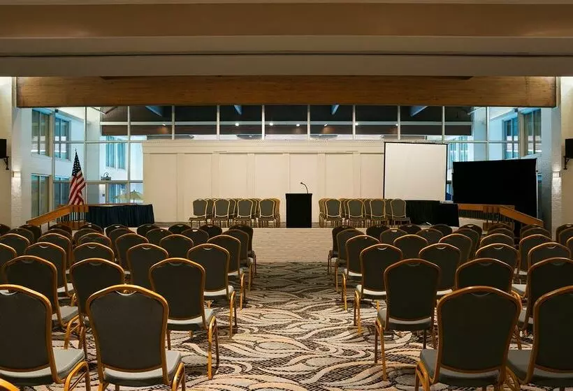 Отель Ramada By Wyndham Greensburg  & Conference Center