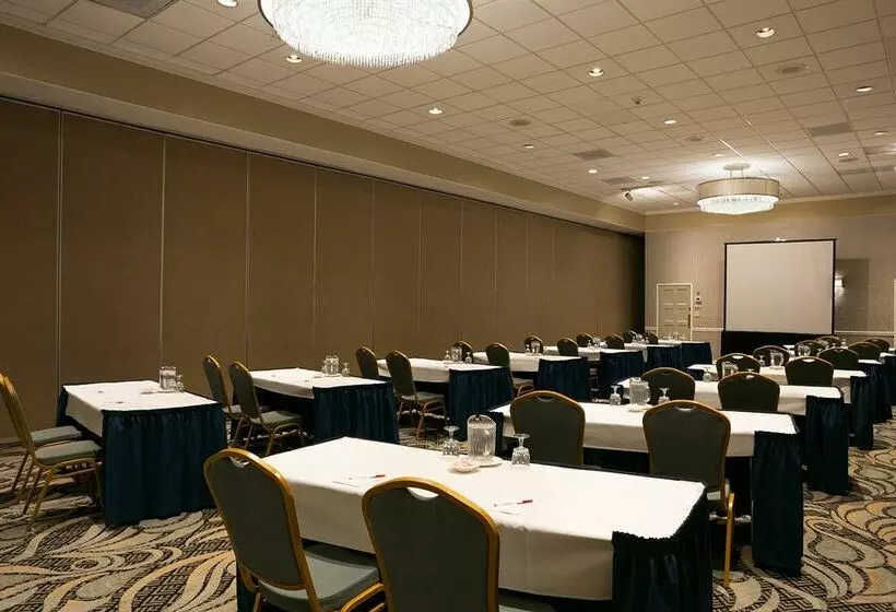 Отель Ramada By Wyndham Greensburg  & Conference Center