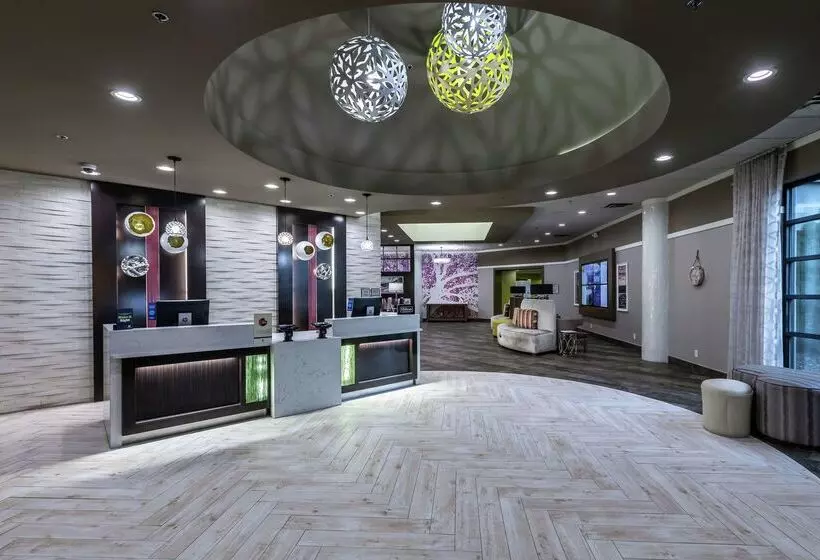 فندق Doubletree By Hilton Winston Salem University