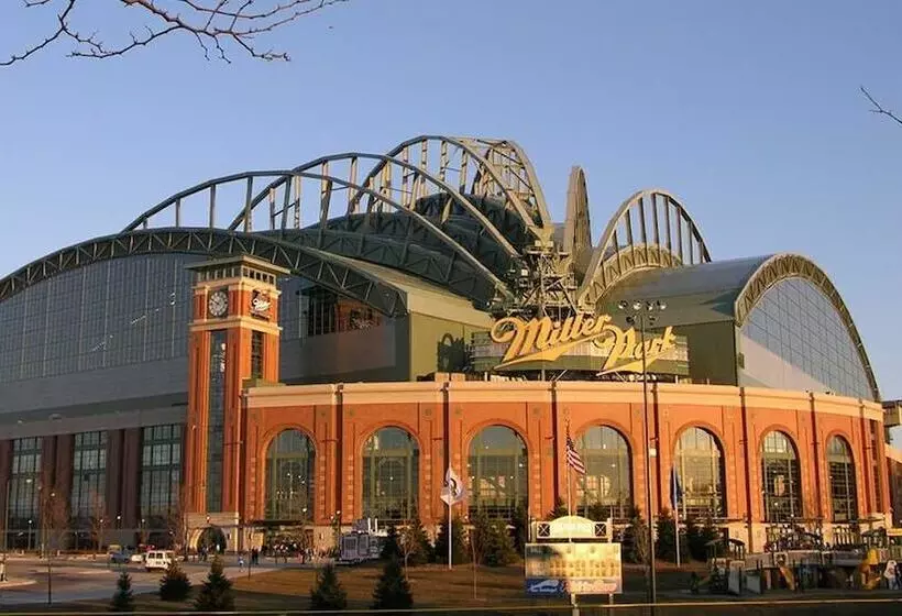 فندق Four Points By Sheraton Milwaukee North Shore