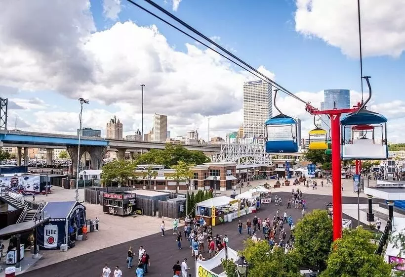 فندق Four Points By Sheraton Milwaukee North Shore