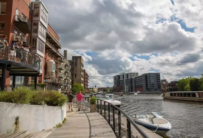 فندق Four Points By Sheraton Milwaukee North Shore