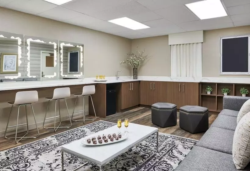 فندق Four Points By Sheraton Milwaukee North Shore