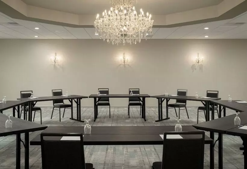 فندق Four Points By Sheraton Milwaukee North Shore