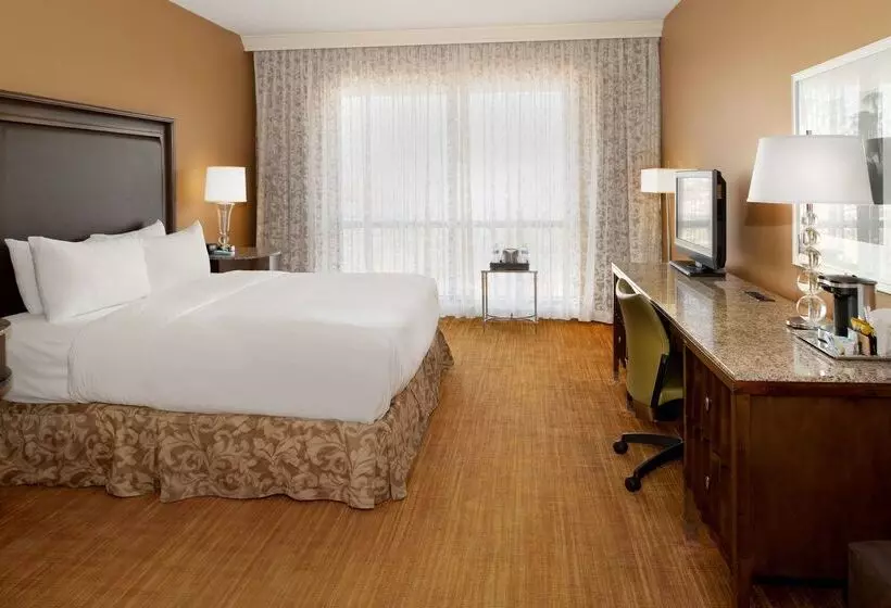 هتل Hilton St. Louis Airport