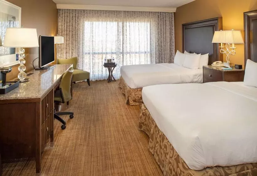 هتل Hilton St. Louis Airport