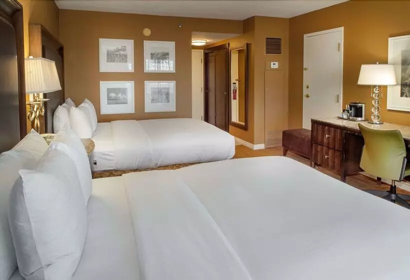 هتل Hilton St. Louis Airport