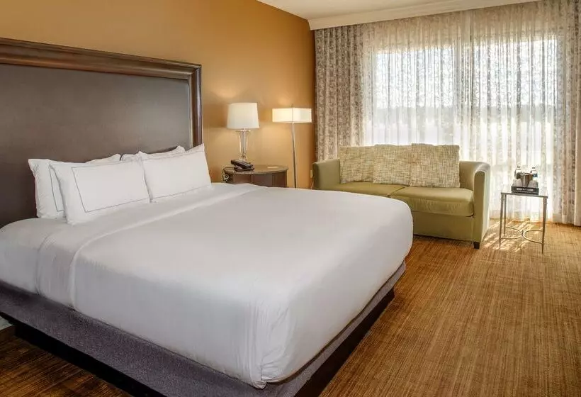 هتل Hilton St. Louis Airport