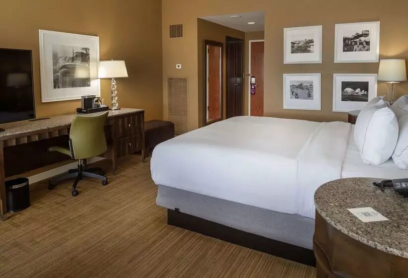 هتل Hilton St. Louis Airport