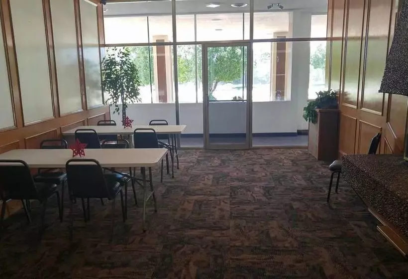 酒店 Regency Inn & Conference Center