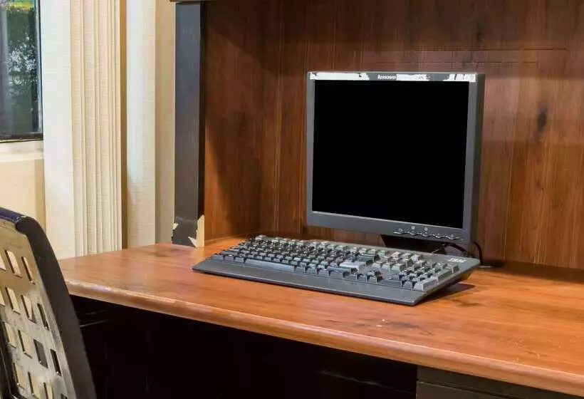 فندق Super 8 By Wyndham Hartford