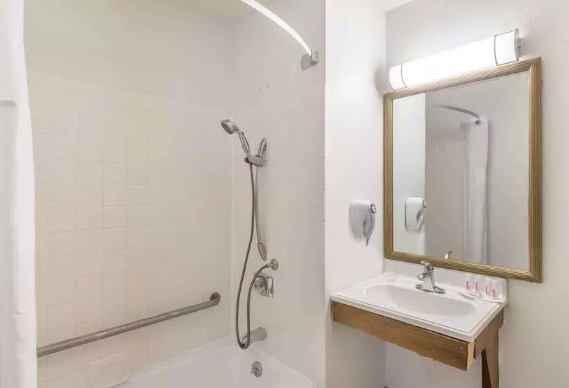 فندق Super 8 By Wyndham Hartford