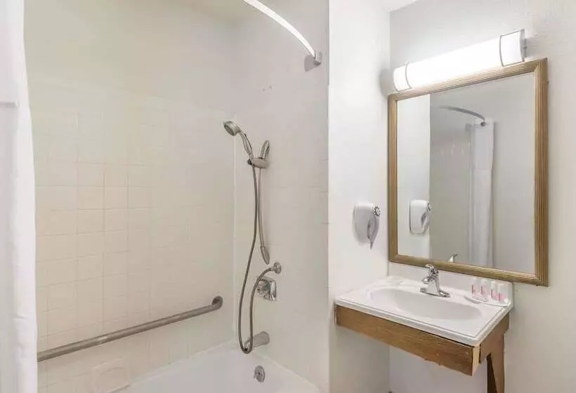 فندق Super 8 By Wyndham Hartford