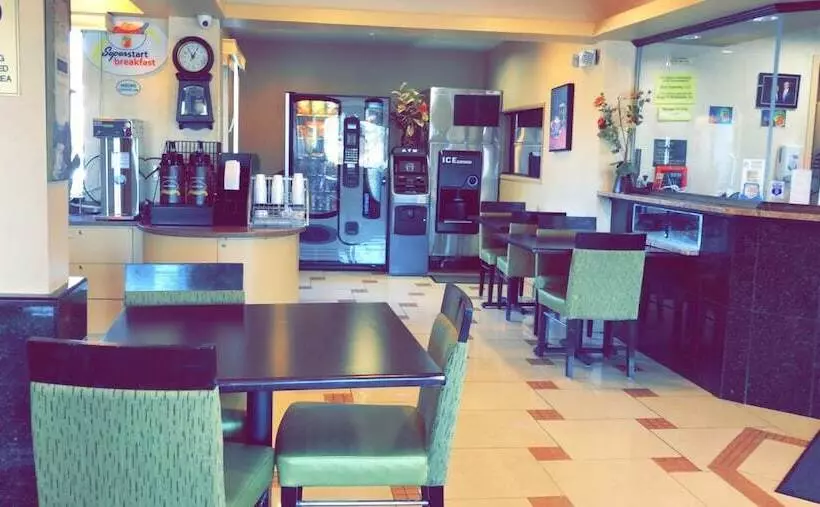 فندق Super 8 By Wyndham Hartford