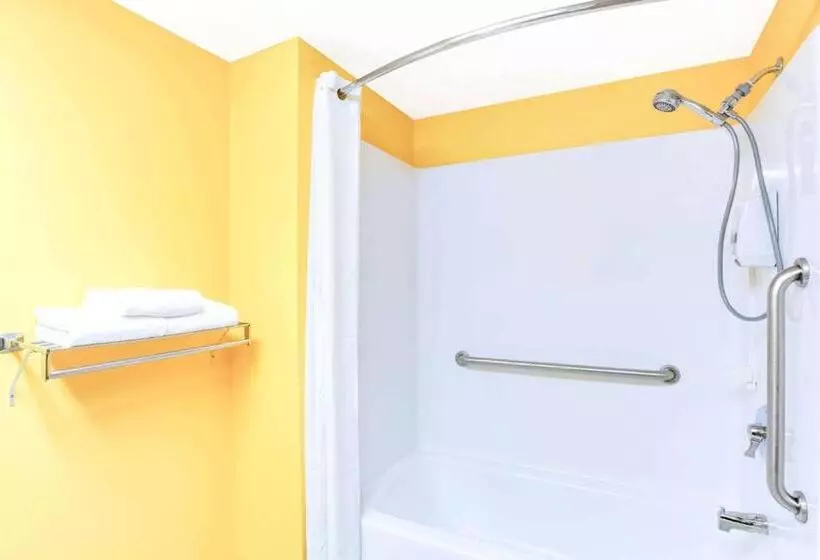 فندق Super 8 By Wyndham Mitchell