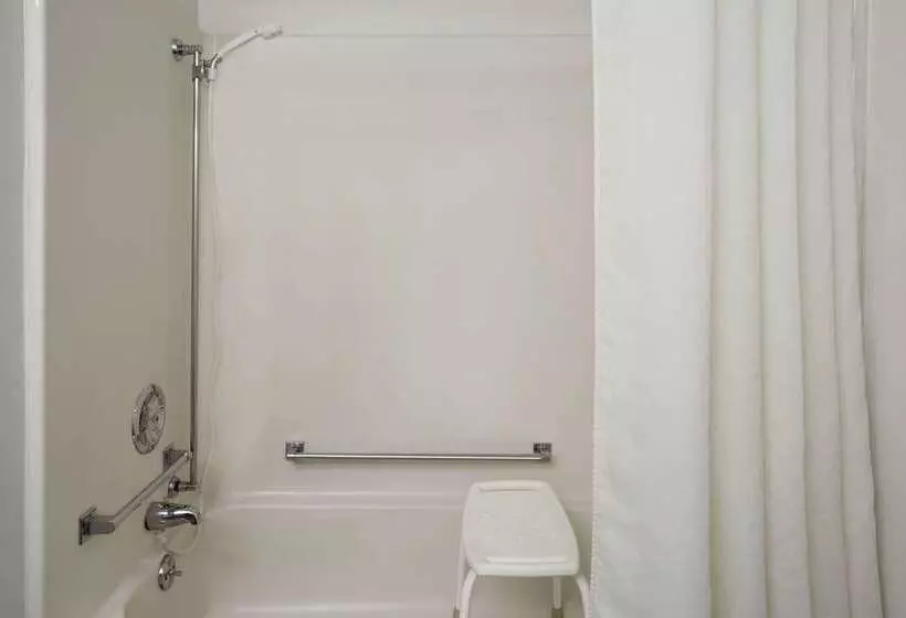 هتل Baymont By Wyndham Oshkosh Airport