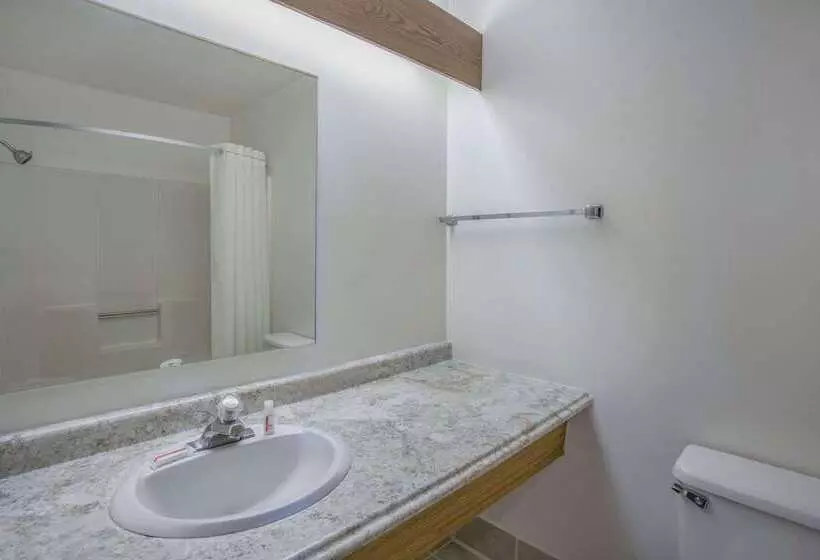 هتل Baymont By Wyndham Oshkosh Airport