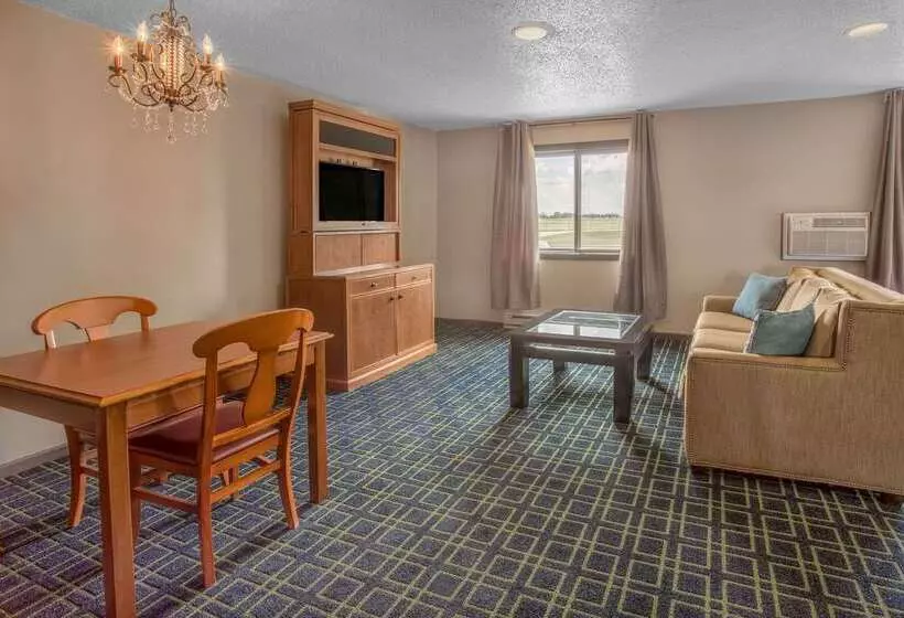 هتل Baymont By Wyndham Oshkosh Airport