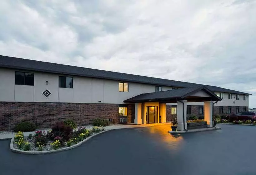 هتل Baymont By Wyndham Oshkosh Airport