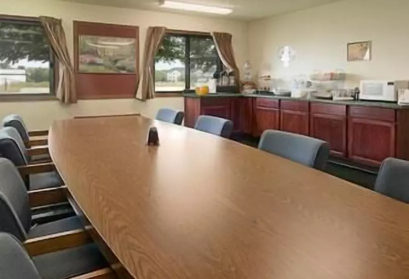 هتل Baymont By Wyndham Oshkosh Airport