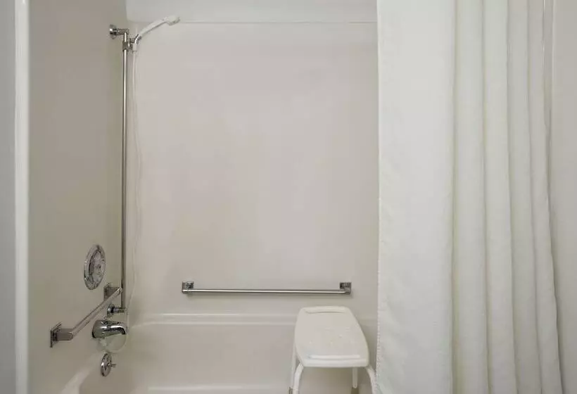 هتل Baymont By Wyndham Oshkosh Airport