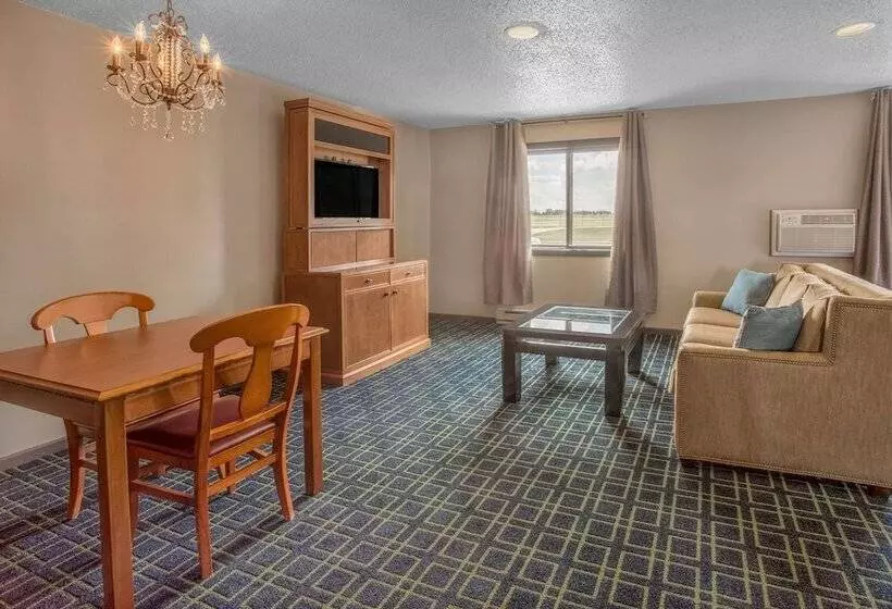 هتل Baymont By Wyndham Oshkosh Airport