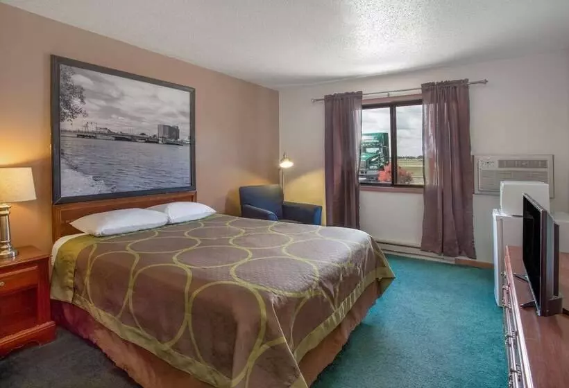 هتل Baymont By Wyndham Oshkosh Airport