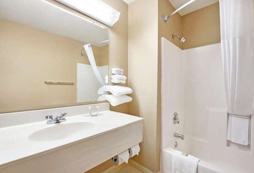 Мотель Coratel Inn & Suites By Jasper Hastings