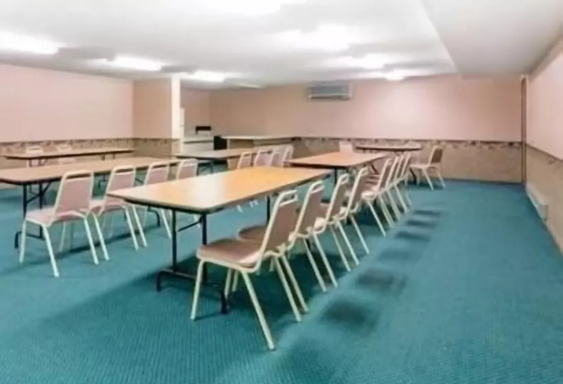 מוטל Super 8 By Wyndham Milbank Sd