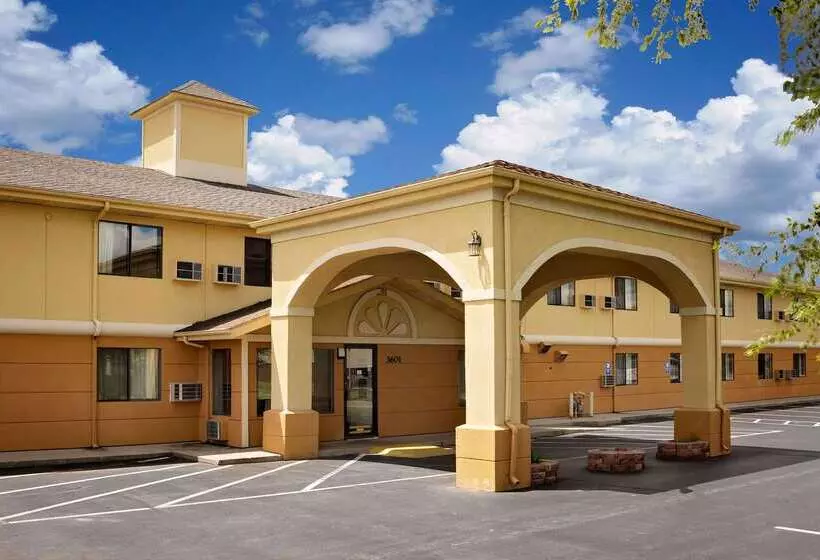 فندق على الطريق Super 8 By Wyndham Muncie/ball St. College Area