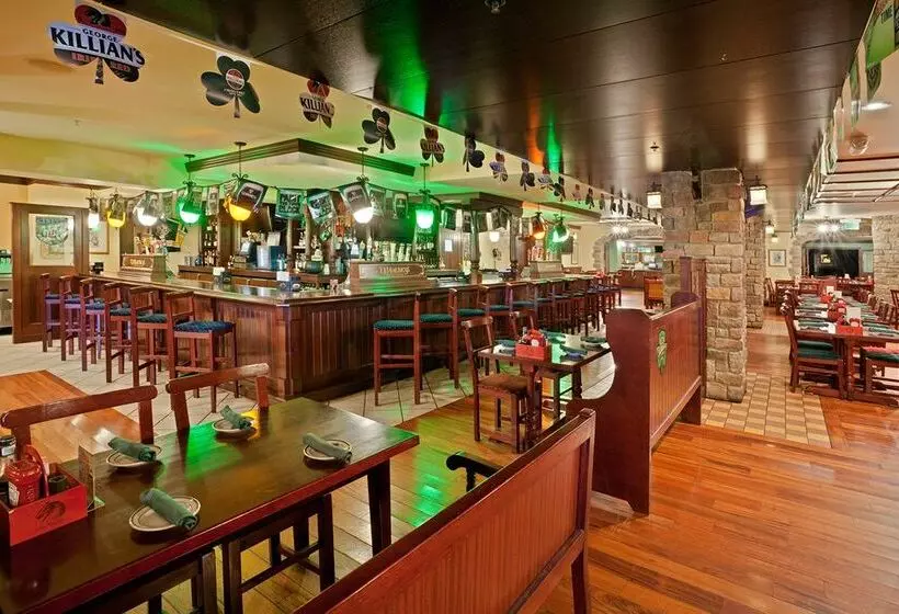 Radisson Hotel at Star Plaza