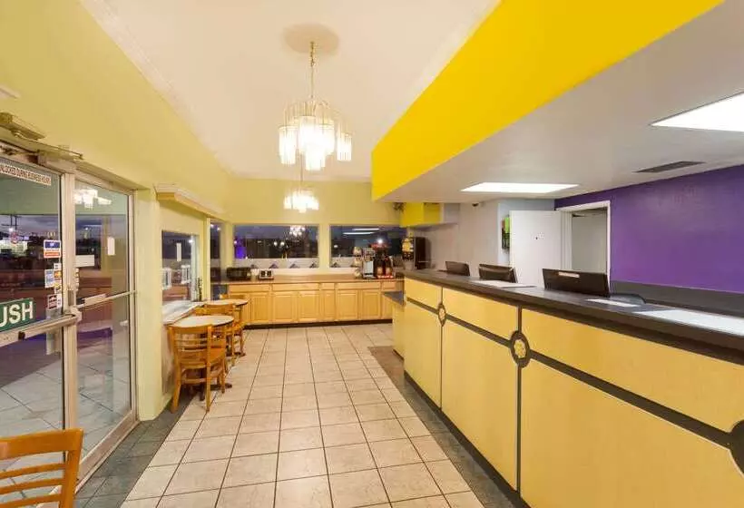 בית מלון כפרי Knights Inn Palmdale Ca