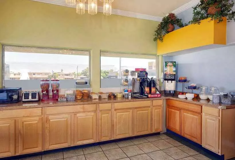 בית מלון כפרי Knights Inn Palmdale Ca