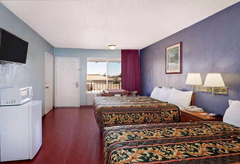 בית מלון כפרי Knights Inn Palmdale Ca